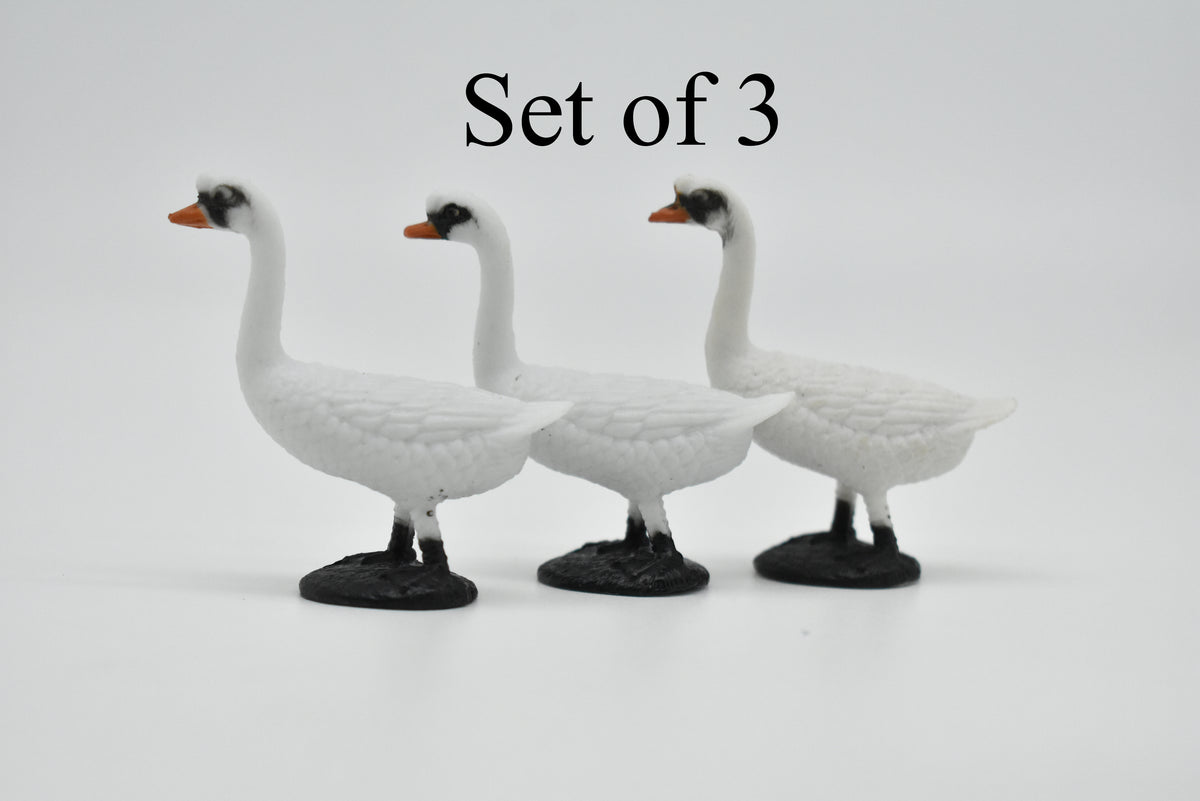 Swan, Bird, Very Nice Plastic Reproduction    2"    F1855 B139