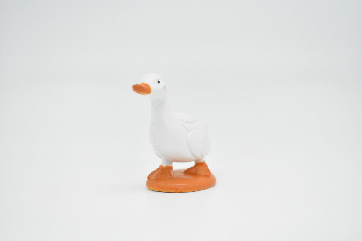 Duck, White, Very Nice Plastic Reproduction  1 1/2"    F4156 B140