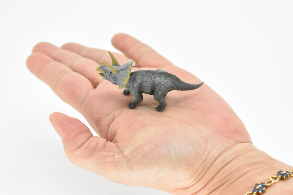 Triceratops Dinosaur, Very Nice Plastic Replica    3"    F8115-B117