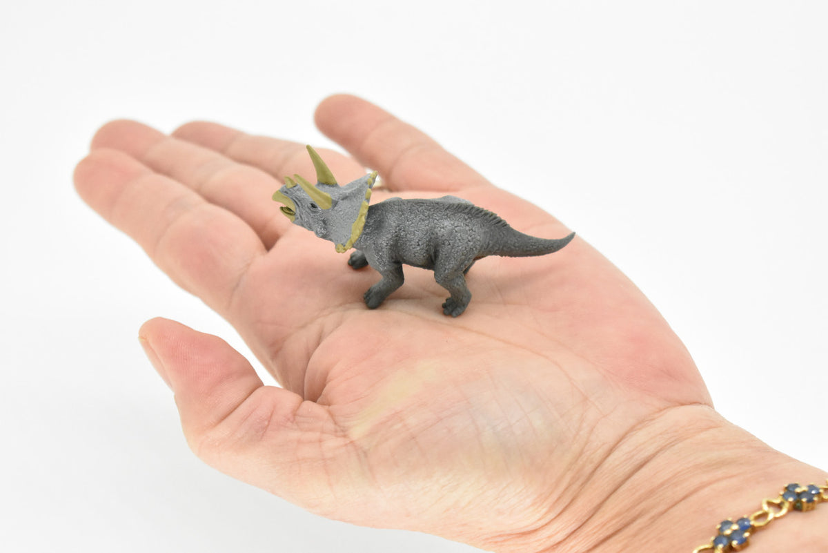 Triceratops Dinosaur, Very Nice Plastic Replica    3"    F8115-B117